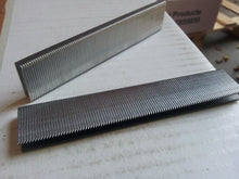 Load image into Gallery viewer, 91 Series 18mm - 30mm Divergent Point Galvanised Staples.
